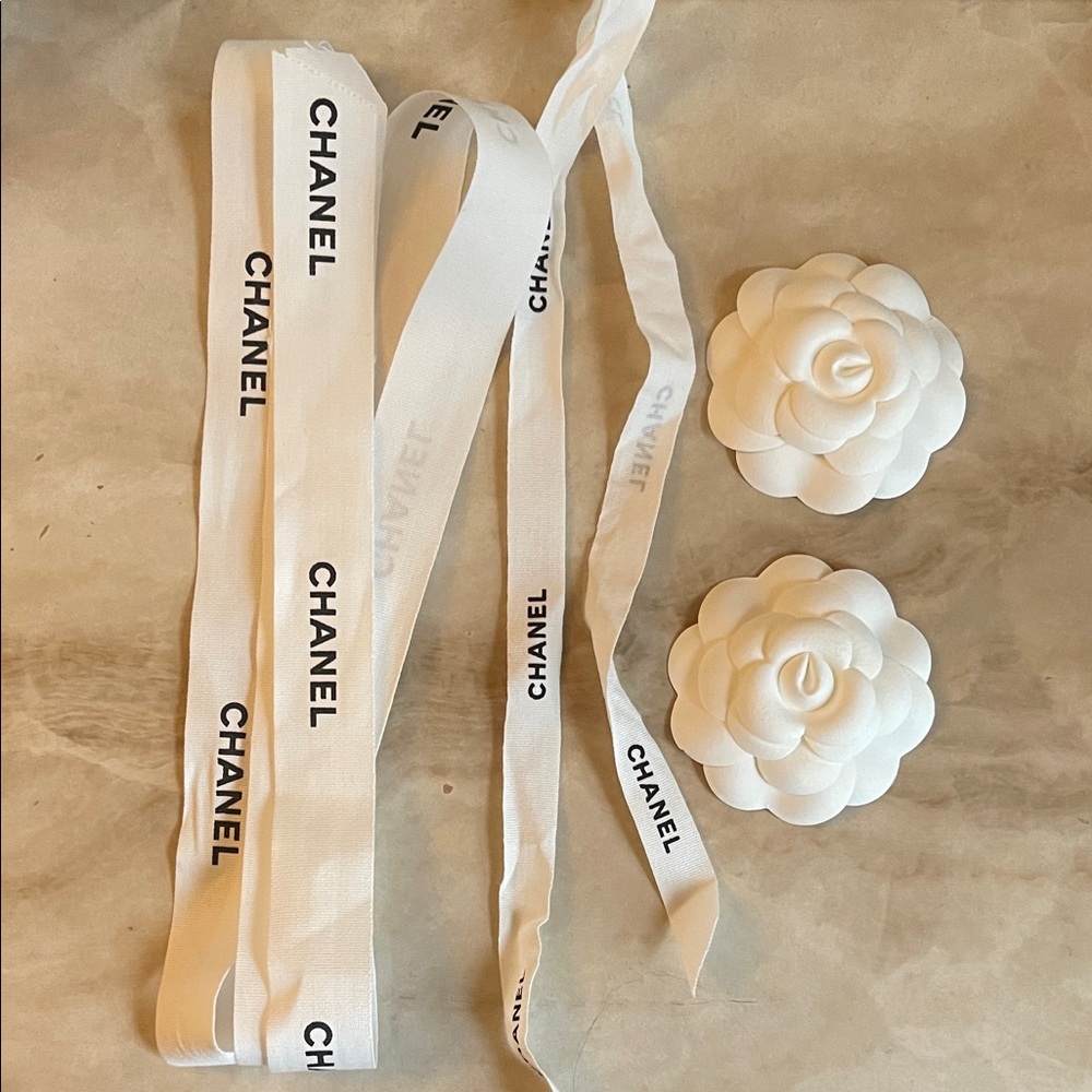 CHANEL White Ribbon and Paper Flowers